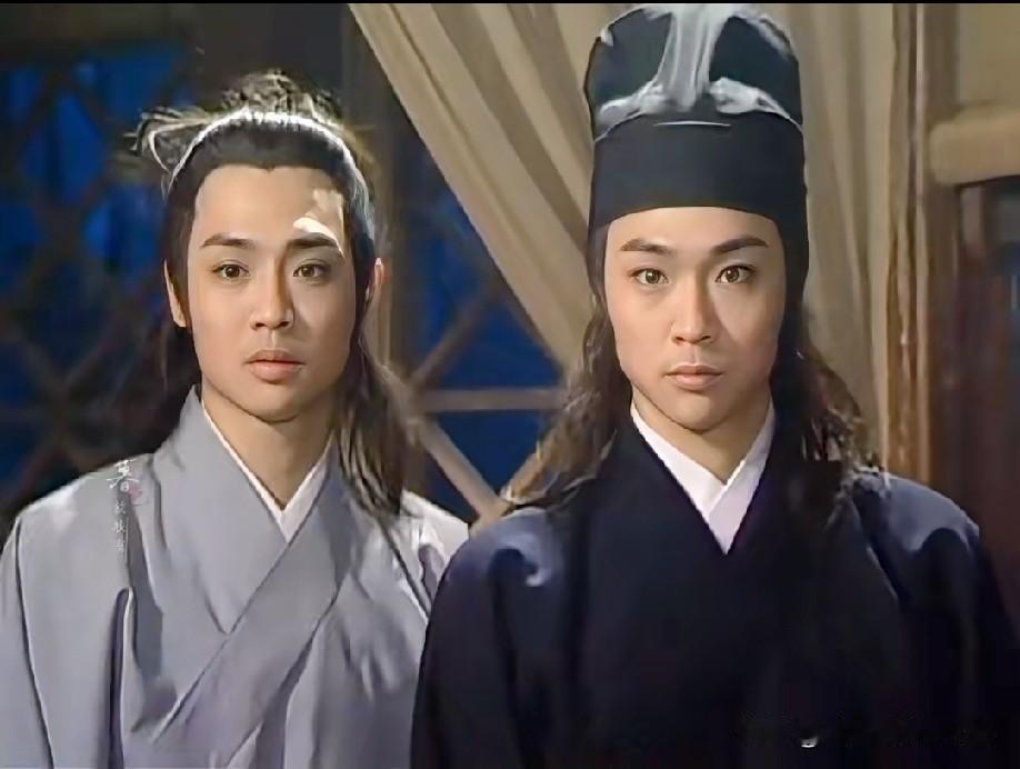 明明是双胞胎，长着一模一样的脸，可还是觉得哥哥更帅一些，气场差别大！
老版包青天