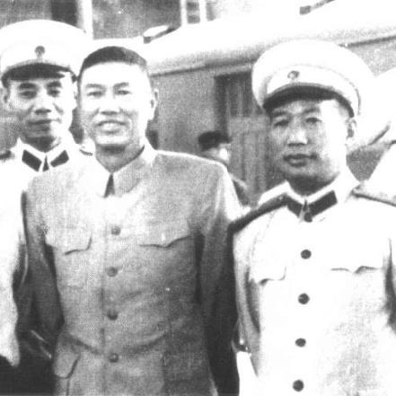 1956年，沈阳军区司令员邓华(中)和杜平(右)、吴信泉(左)于沈阳合影。