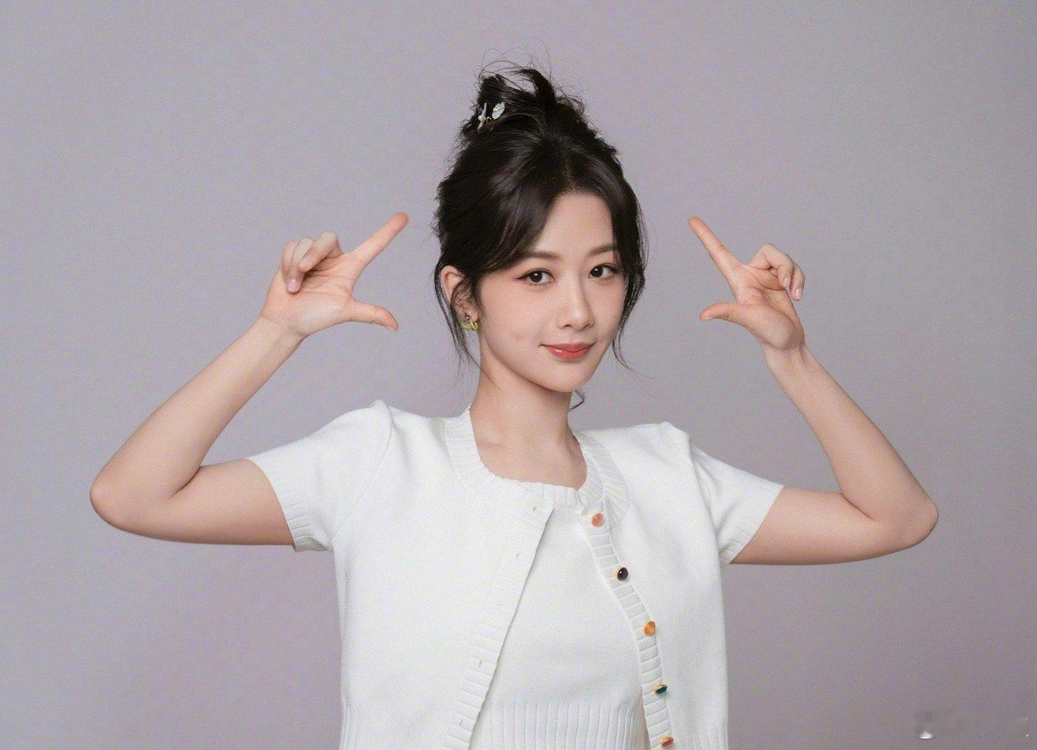#杨紫发国色芳华剧组照# 好可爱的杨紫和piupiu ​​​