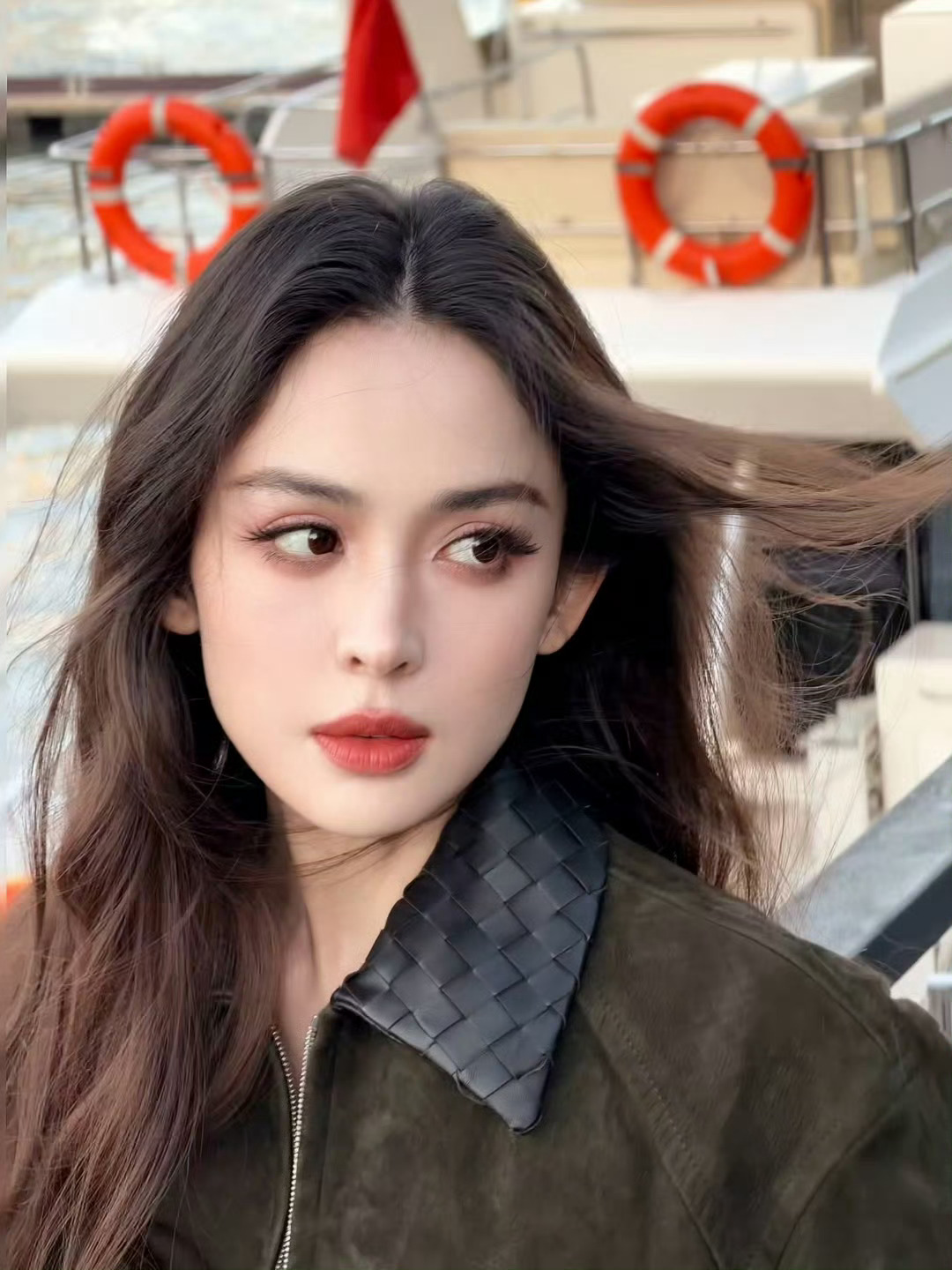 娜扎好大气好明媚，风都爱！！多多拍外景！好看爱看多拍