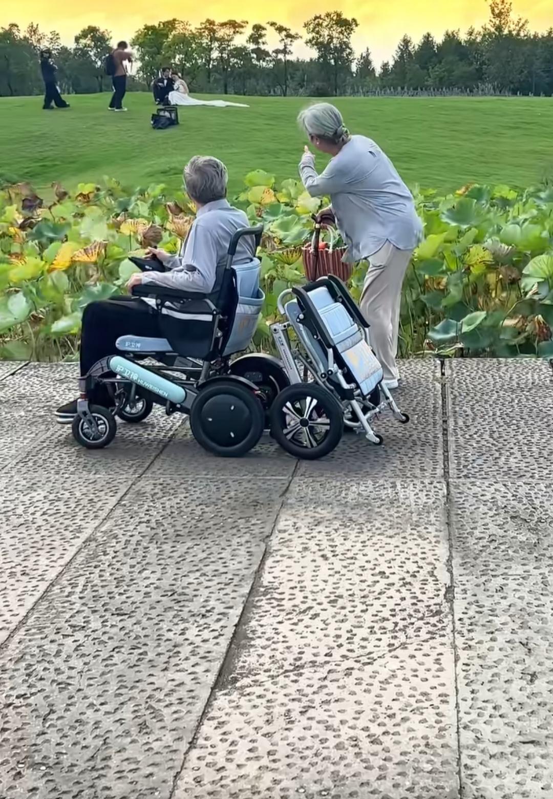 老人羡慕年轻女孩子拍婚纱照，却不知自己才是幸福的人！人生最大的幸福就是，从青丝到