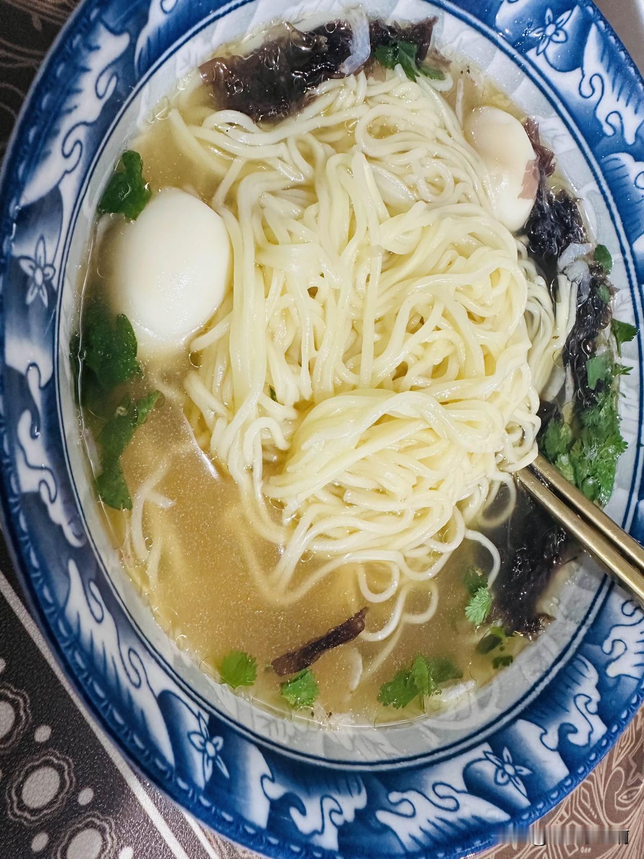 这顿饭我吃的真不容易。
洗菜的时候俺邻居又过来了在窗外吆喝我。
擦擦手出去拉了拉