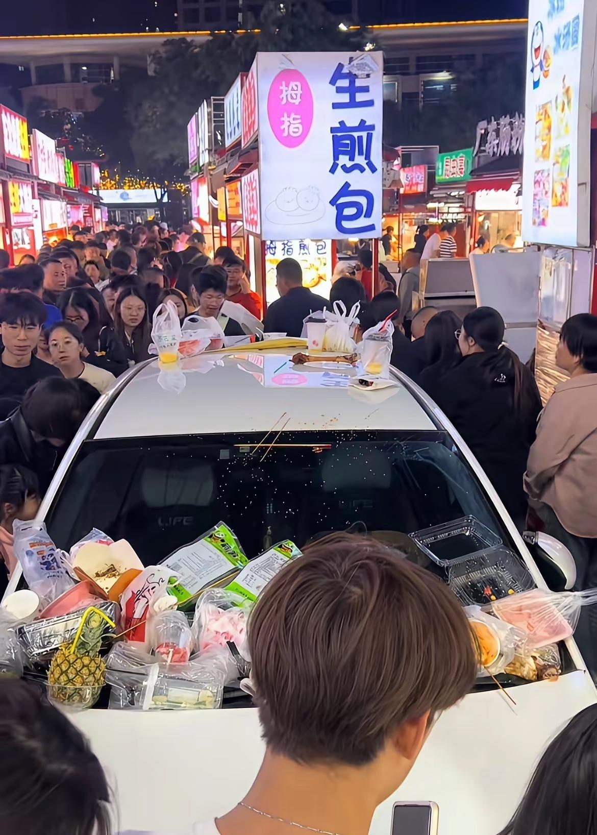 五一最倒霉的车主恐怕就是他了吧…
​看见几个视频，发生在河北某地夜市上，一辆飞度