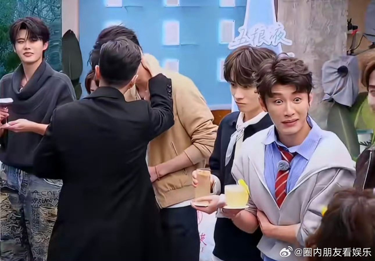 吴彦祖教尹子维调戏周柯宇 吴彦祖在线“搞事情”！麦克风指挥搭肩、前拉，周柯宇害羞