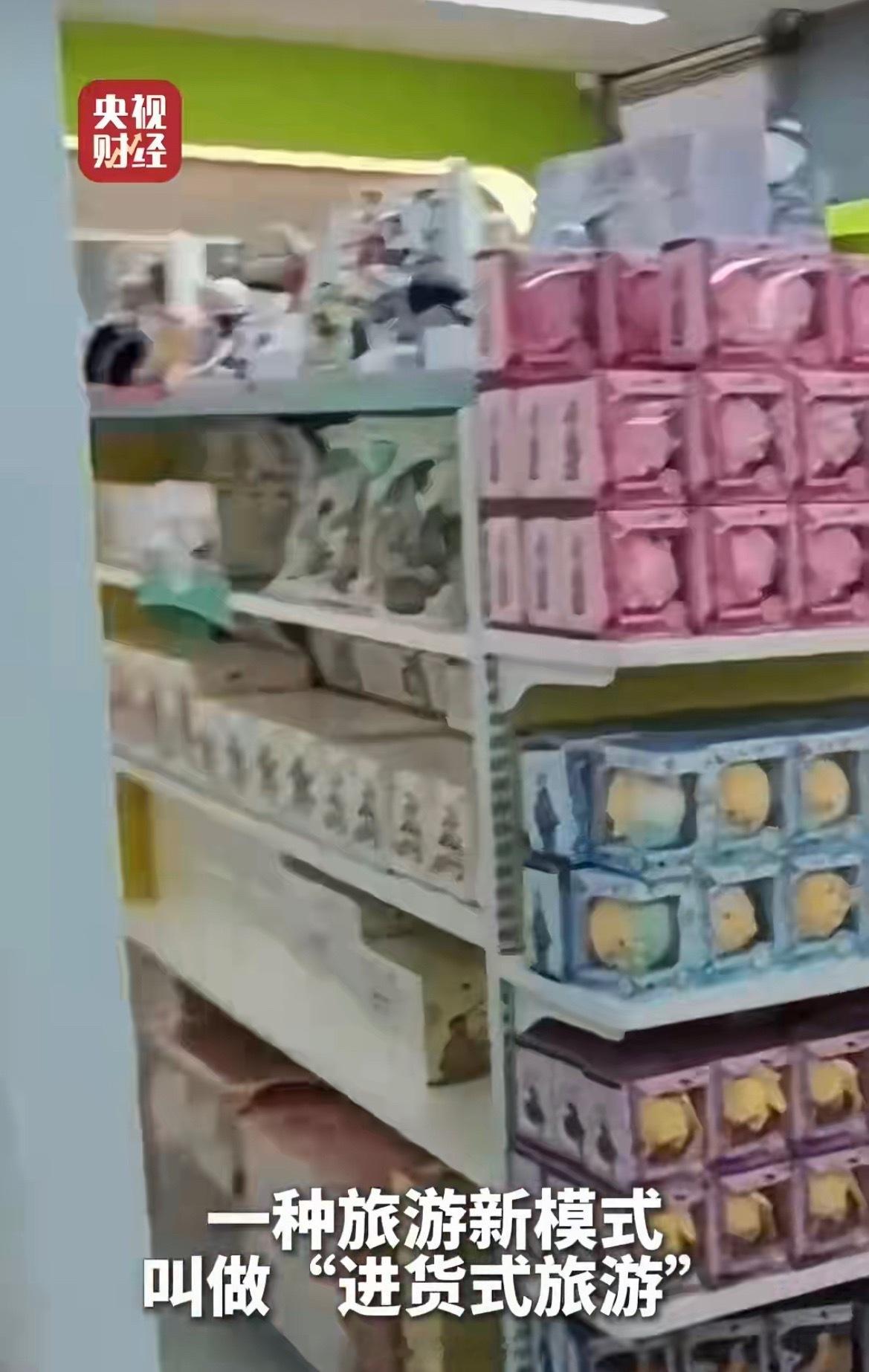 游客拖行李箱去义乌买买买别人旅游看风景，义乌游客主打反向进货！个个拖着超大行李箱