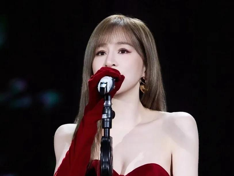 王心凌在台北小巨蛋举办演唱会时，发生大型道具意外。原本计划的空中环绕演出因机器故