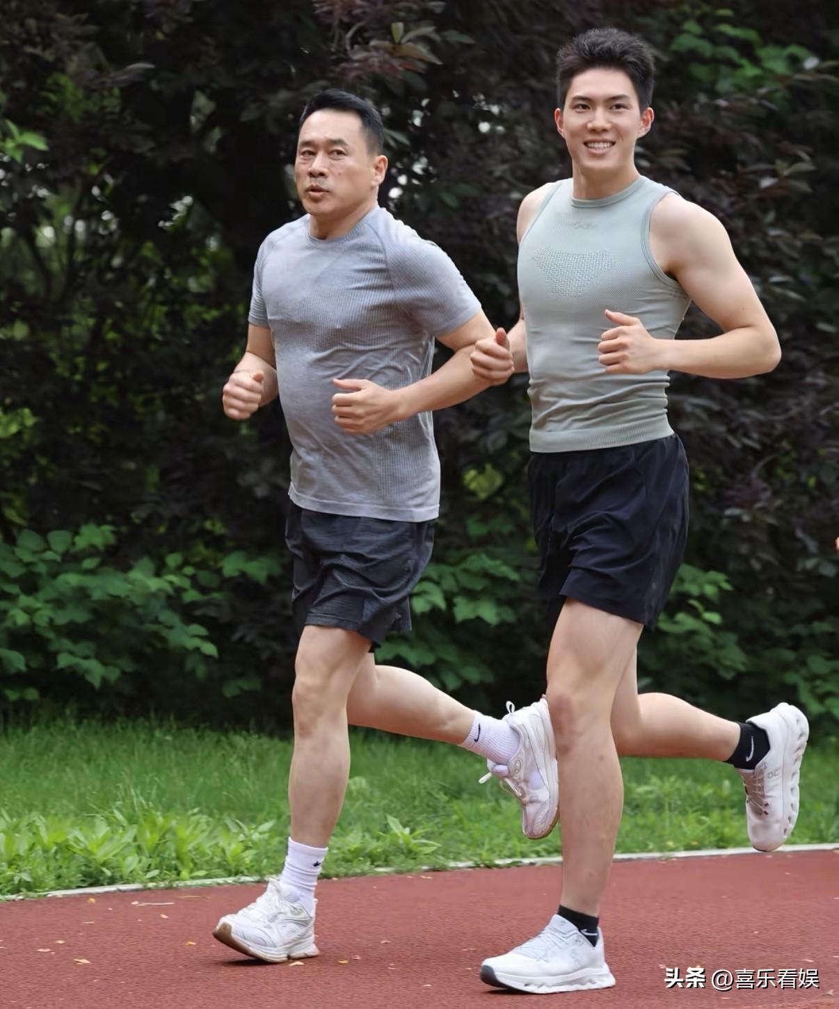57岁丁海峰，近照曝光！
 
5月28号，已经许久没有消息的实力派演员丁海峰，罕