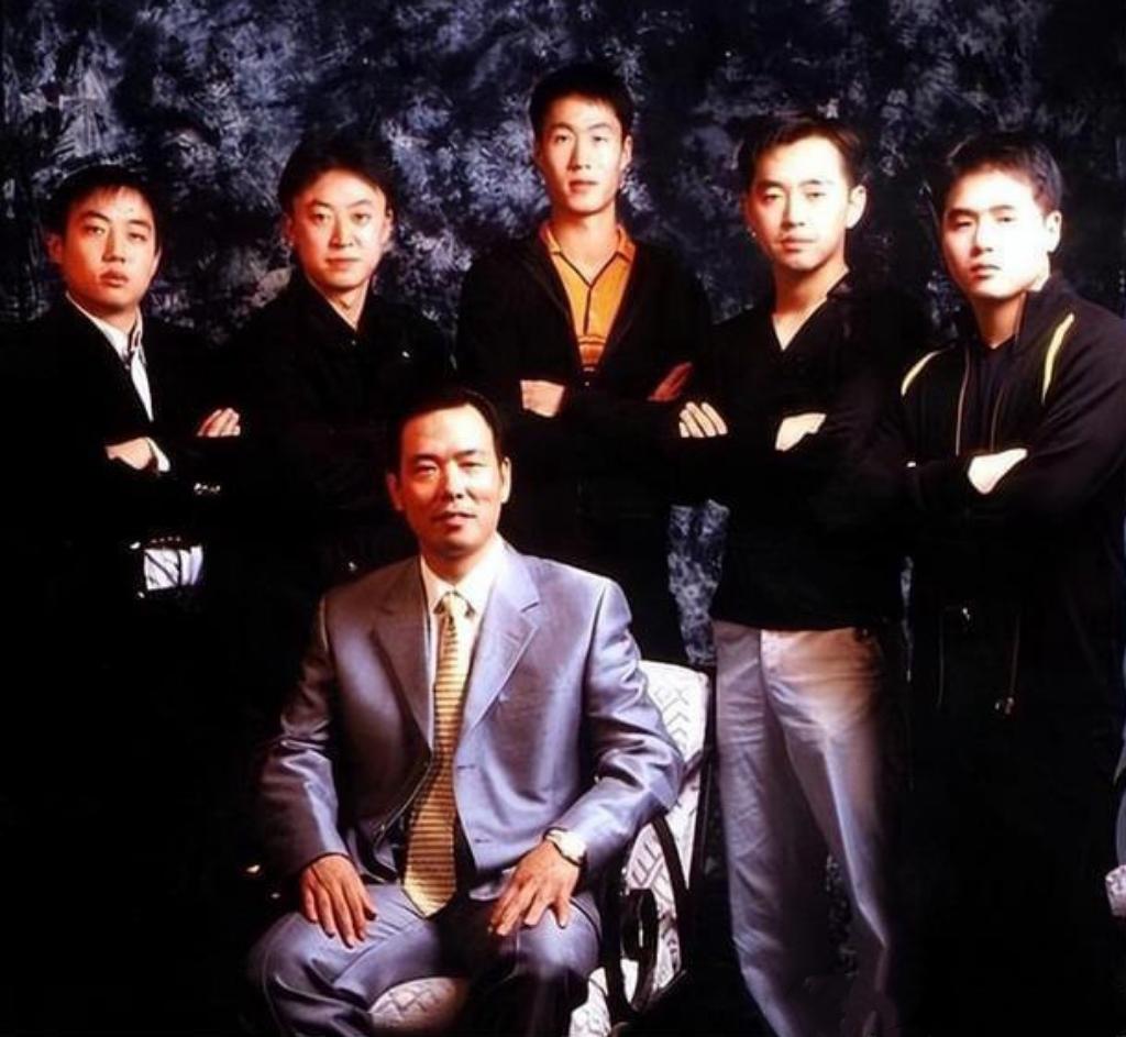 国乒教父蔡振华与5位世界顶级弟子的旧日合照：

镜头中的蔡振华西装笔挺，仪表堂堂