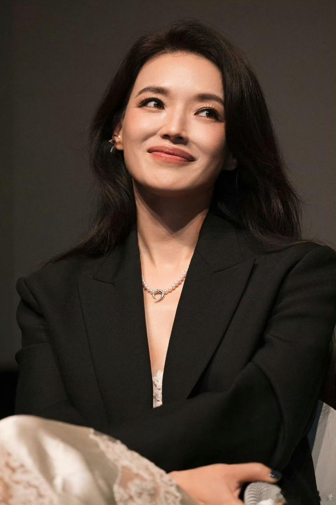舒淇釜山电影节最佳导演现在奖莫名其妙的都不知道导了什么，辛芷蕾不知道演过什么就得