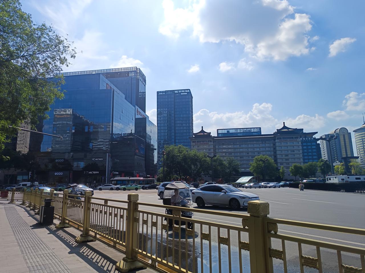 西安旅游，晚上住在钟楼饭店，或者南稍门周边的酒店，能够欣赏夜景，感受夜长安。