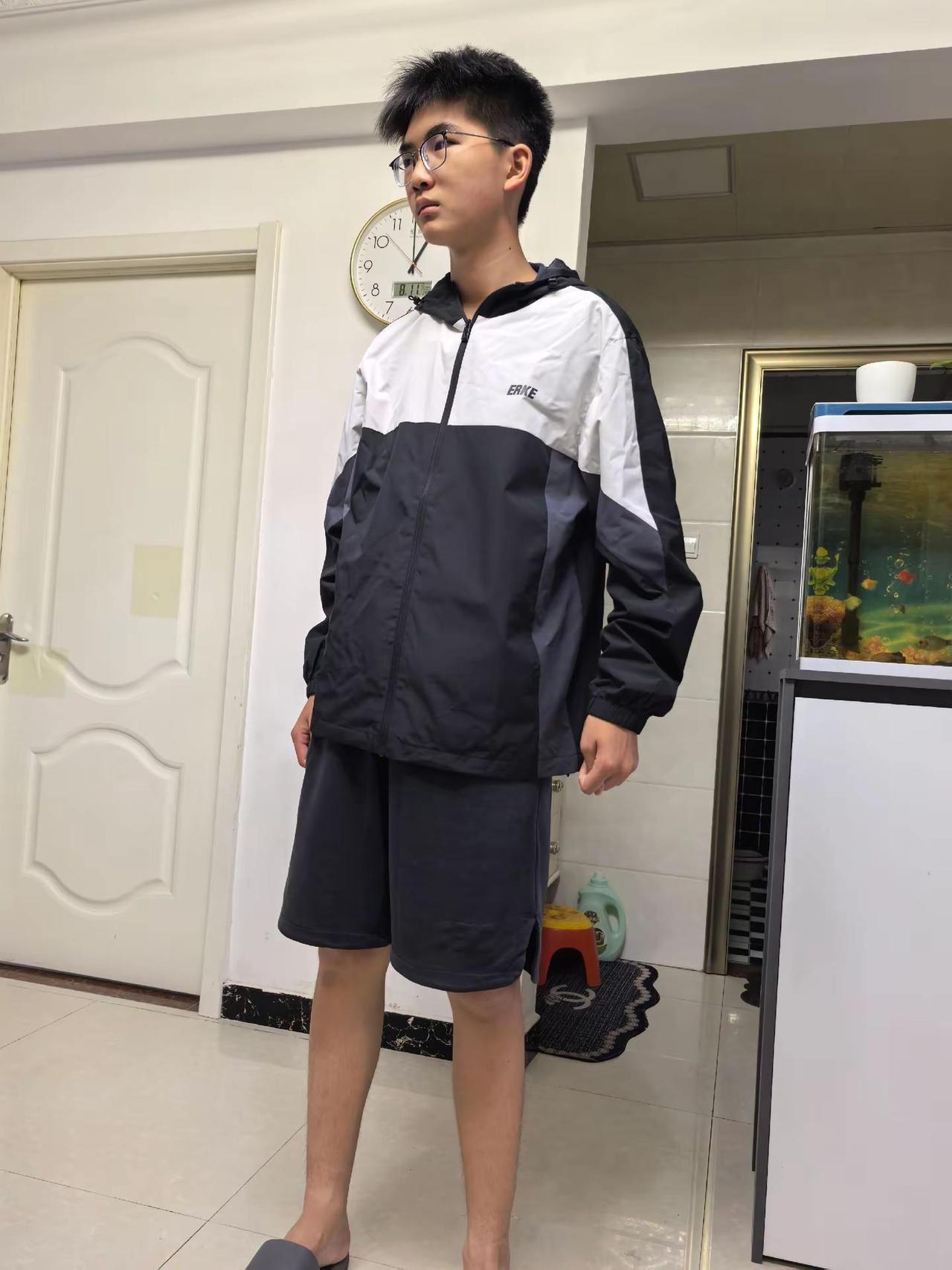 去买衣服试哪件都感觉好看，亲妈滤镜我的阳光男孩