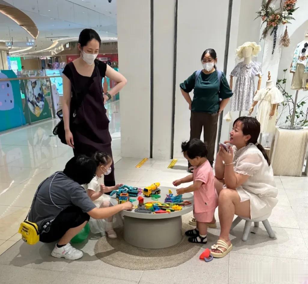 郭碧婷憔悴不堪，让人不敢认！

6月3日，郭碧婷在杭州某商场遛娃，被眼尖的网友撞
