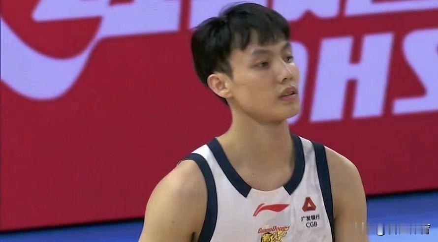 徐杰：谁能帮帮我？

本以为这个赛季有了萨姆纳、奎因两名小外援的加盟，徐杰在场上