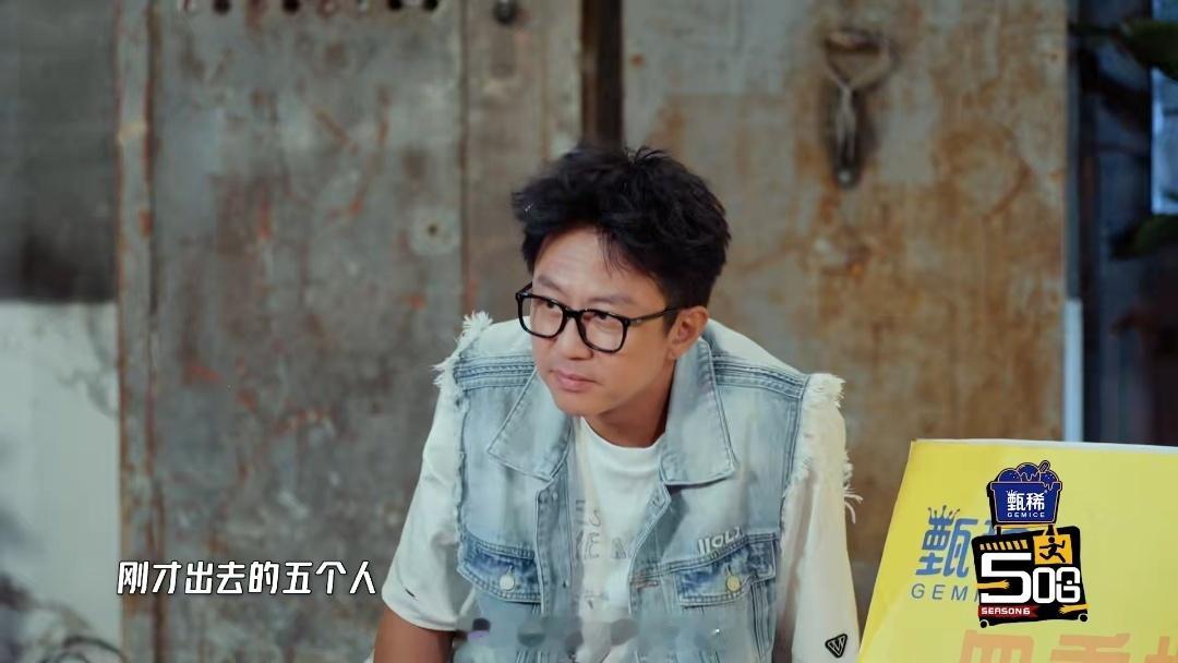 邓超这发型简直是“发际线保卫战”的反面教材！炸毛就算了，还一脸“我放弃治疗”的表