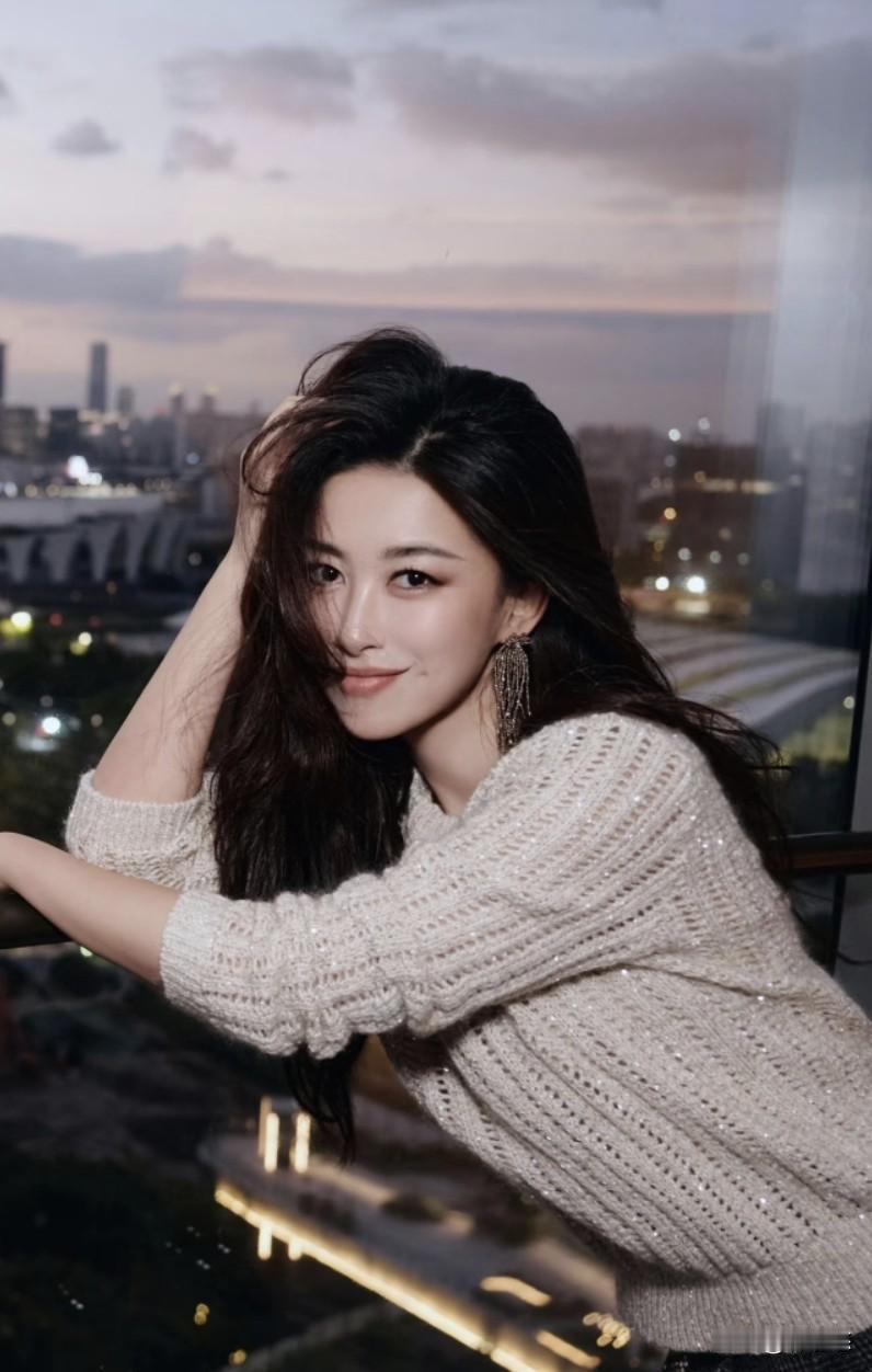 我看到有人说，朱珠其实对剧本没有多少选择权的。因为她虽然长得很有风情，但是自身流