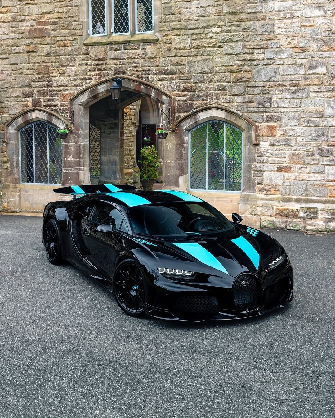 在石与影之间，完美得以成形。Chiron Super Sport - 黑钻。..