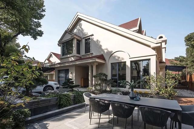 300㎡现代极简，黑白配+木饰面，满屋时尚自然的体验