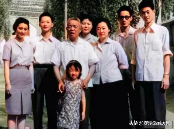 这是有着“旋风司令”美誉的韩先楚将军的全家福。
画面中，韩先楚端坐在正中间，神情