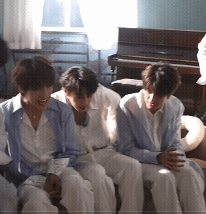 top互相当媒婆的样子真的很好笑大朱哥想把极禹按在一起哈哈哈哈 