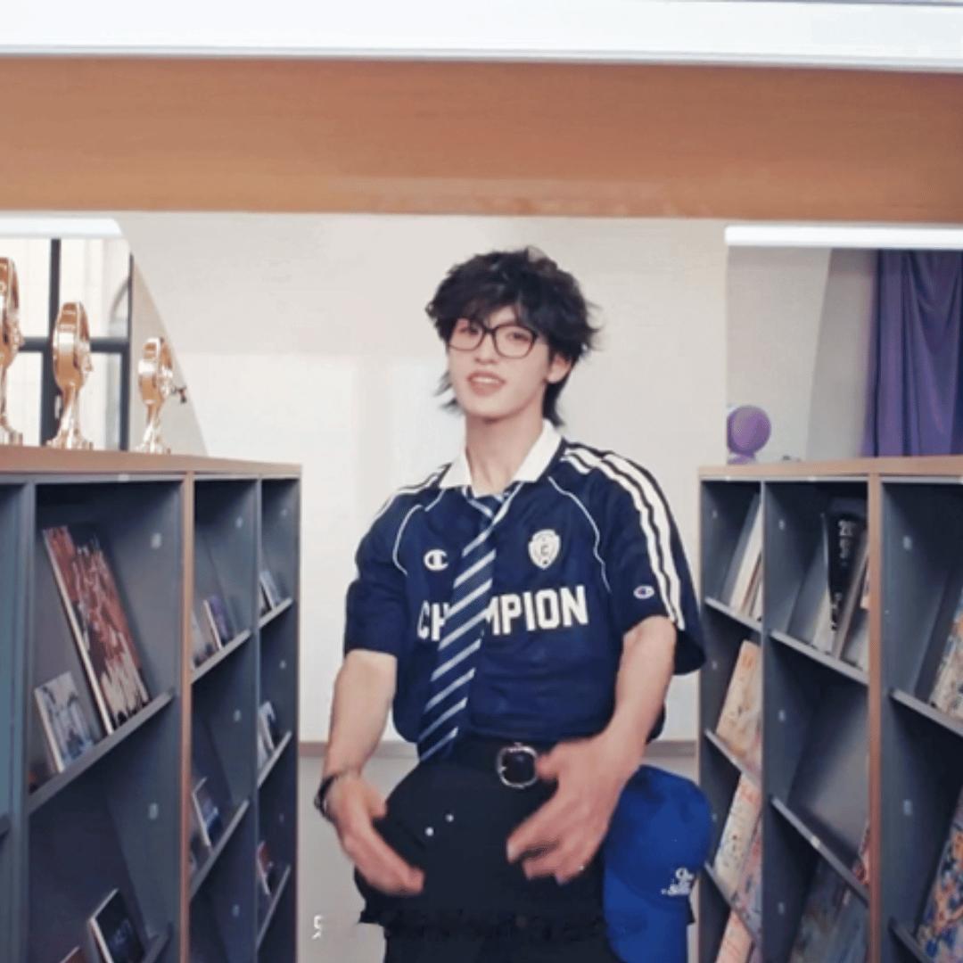 飞奔过来的时候头发飘起来好像小狗狗呀🥰 
