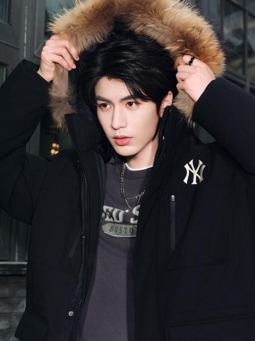 张凌赫受访回应《逐玉》雉鸡翎造型出圈，透露该设计是自己主动提议。他与导演同为游戏