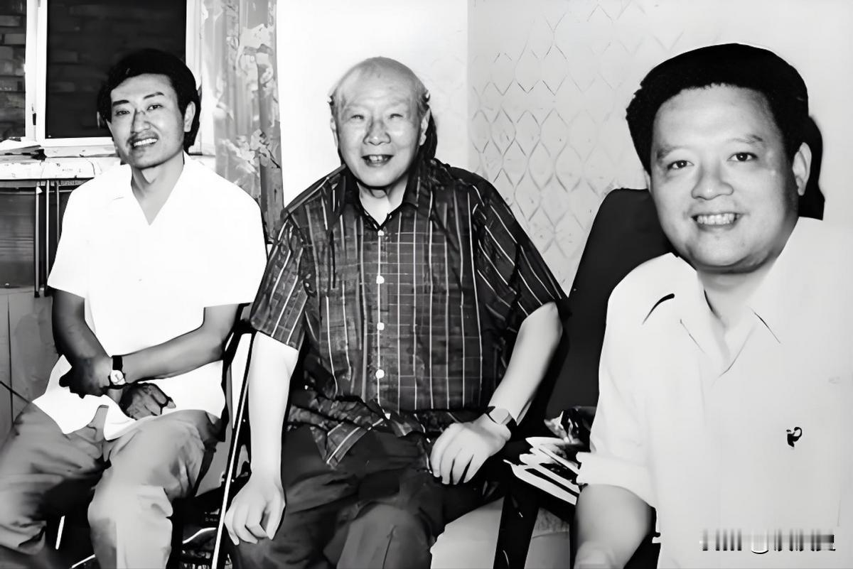 1985年，纽约机场，78岁的宋希濂猛地抓住陈赓遗孀傅涯的手，硬塞过去一沓美元，
