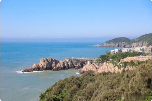 初夏登上台州大陈岛补充一波壁纸库初夏赴大陈，山海自成画。落日灯塔伴碧海，原生态美
