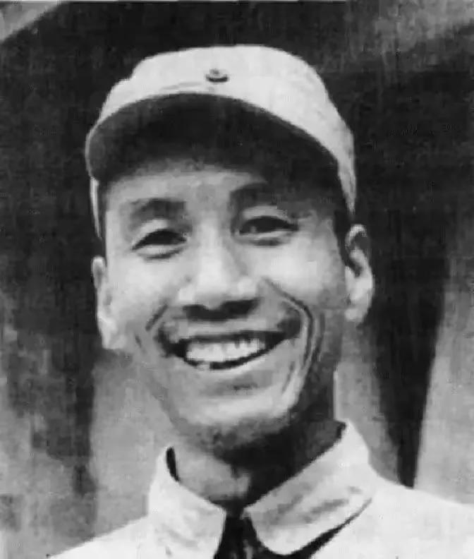 1941年，国军团长陈锐霆投奔新四军后在夜里被人连捅3刀，杀手走后，伤重的他本想
