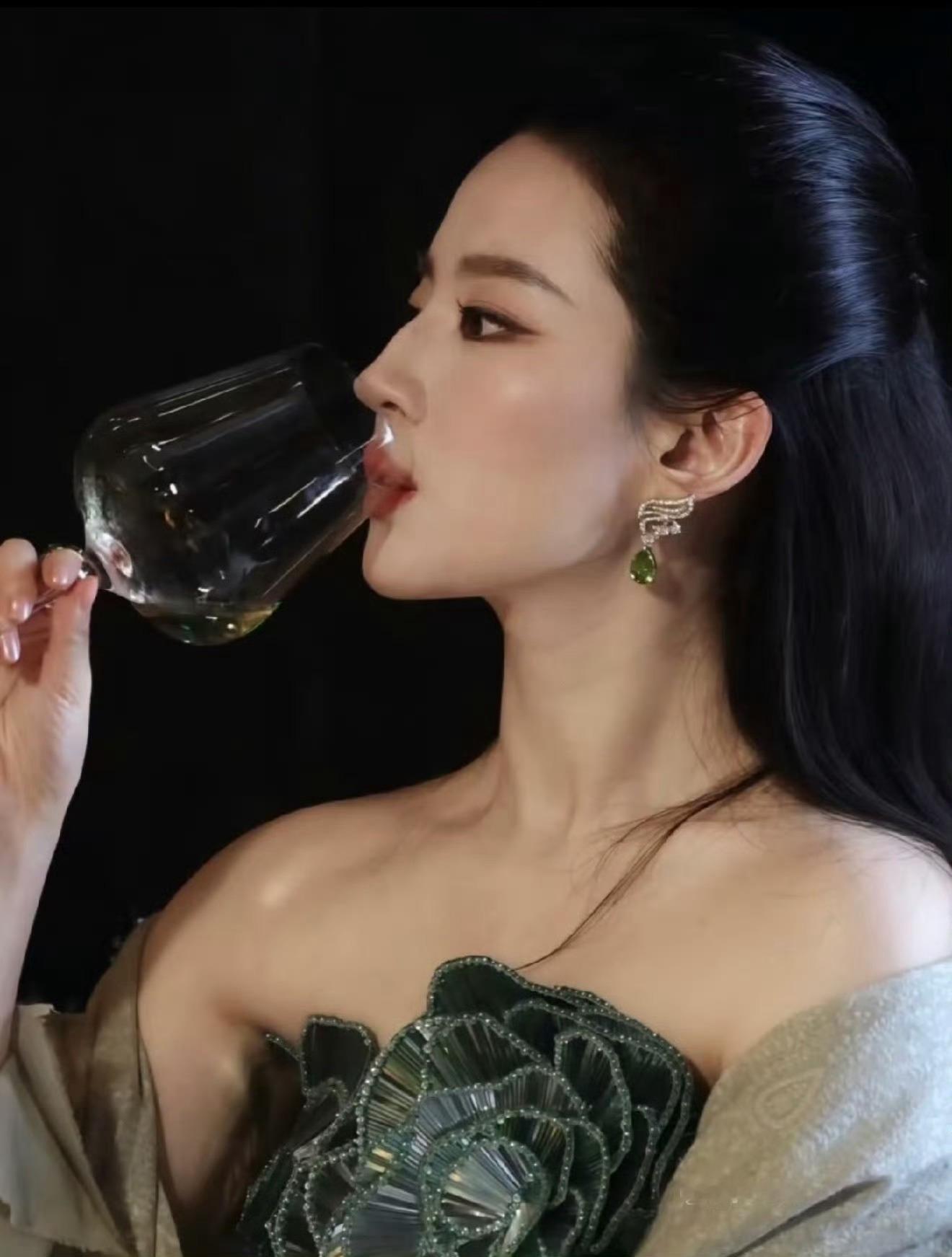 一出现就如天神下凡 观者惊呼  闻者流泪刘亦菲刘亦菲首登w封面