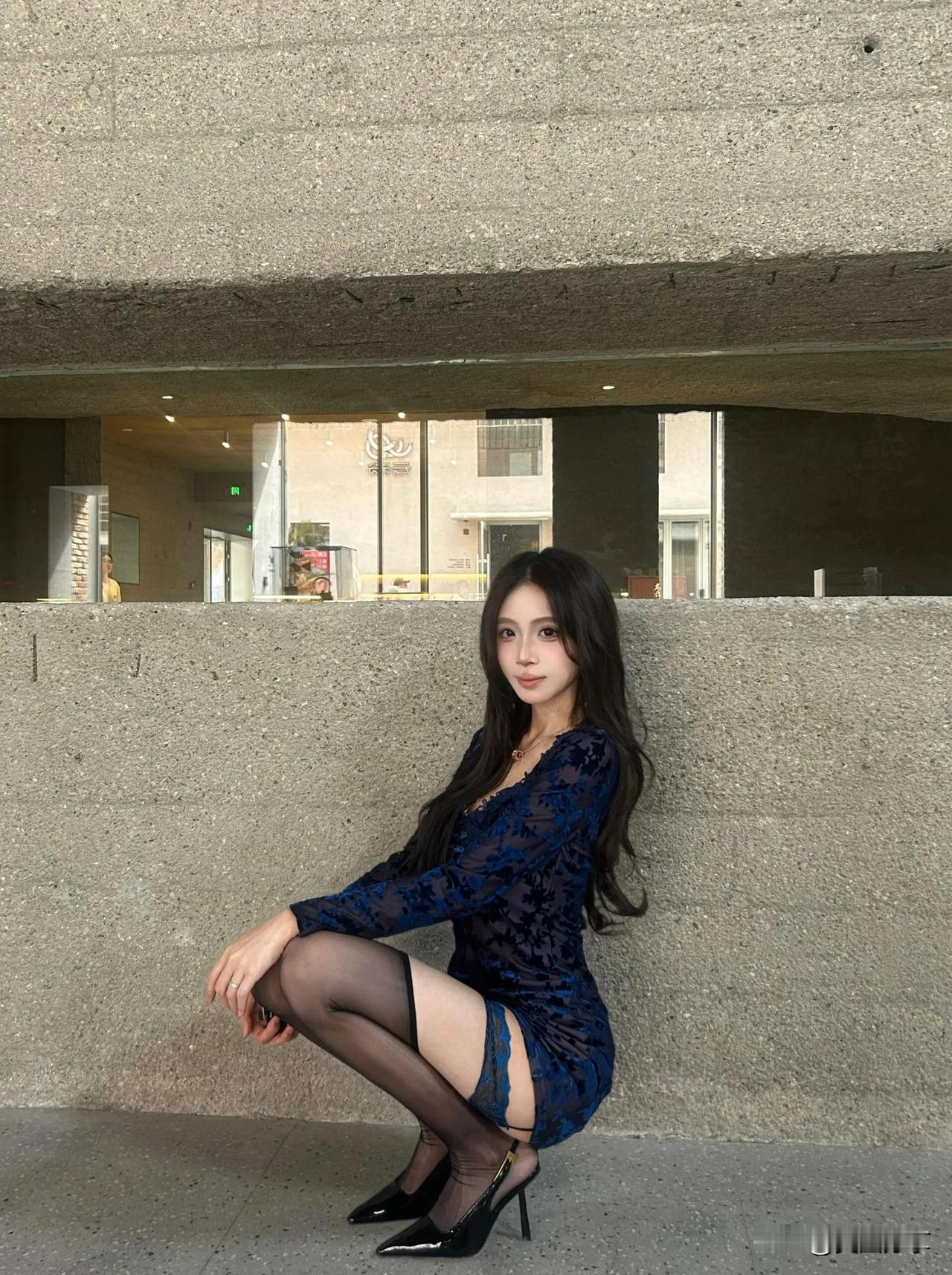 都市酷炫风，性感女神黑丝与高跟鞋的完美搭配，尽显时尚魅力！[爱慕][爱慕]