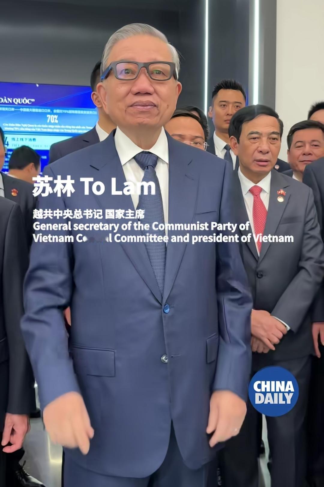 中国制造，苏林带上眼镜后笑了，原来他也是一个科技迷。