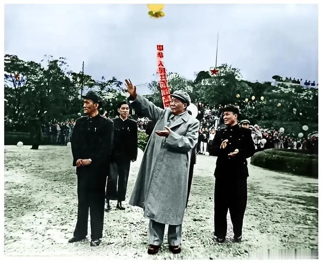 🇨🇳1958年1月22日，毛主席在省委第一书记韦国清的陪同下，冒雨在南宁人民