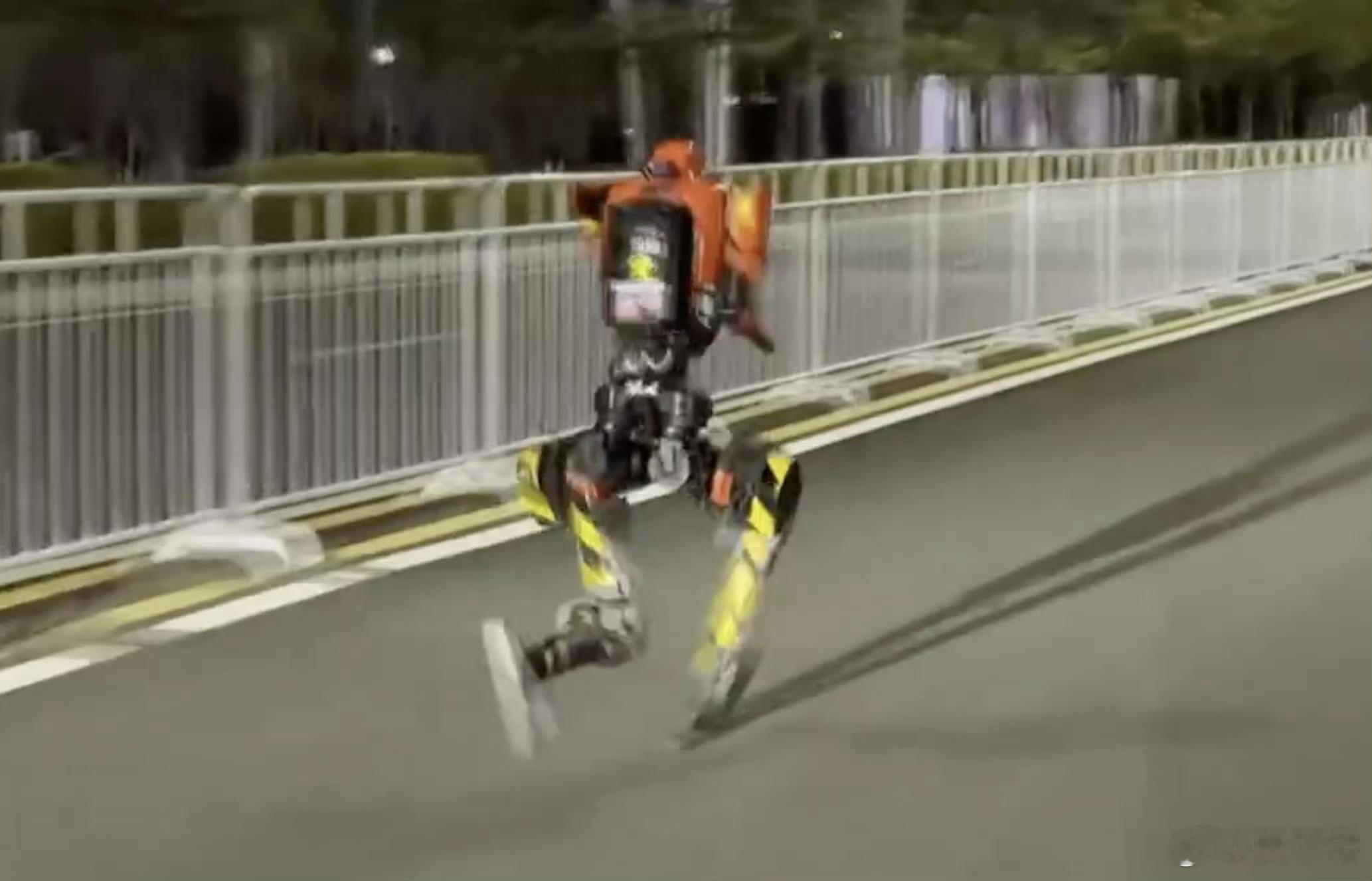 70多款机器人深夜竞速场面太壮观了，现在连机器人都闯入跑步赛道了，越来越有趣了。