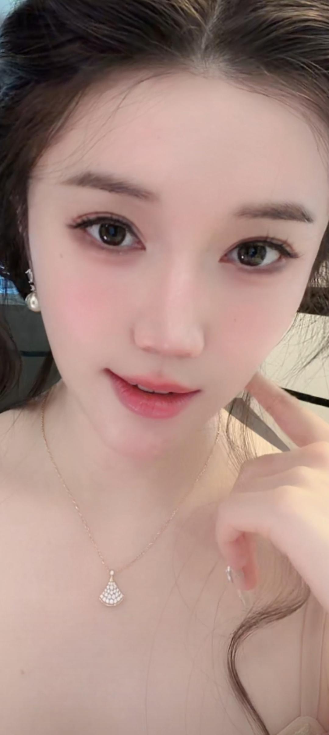这个女孩好漂亮，微笑好甜！