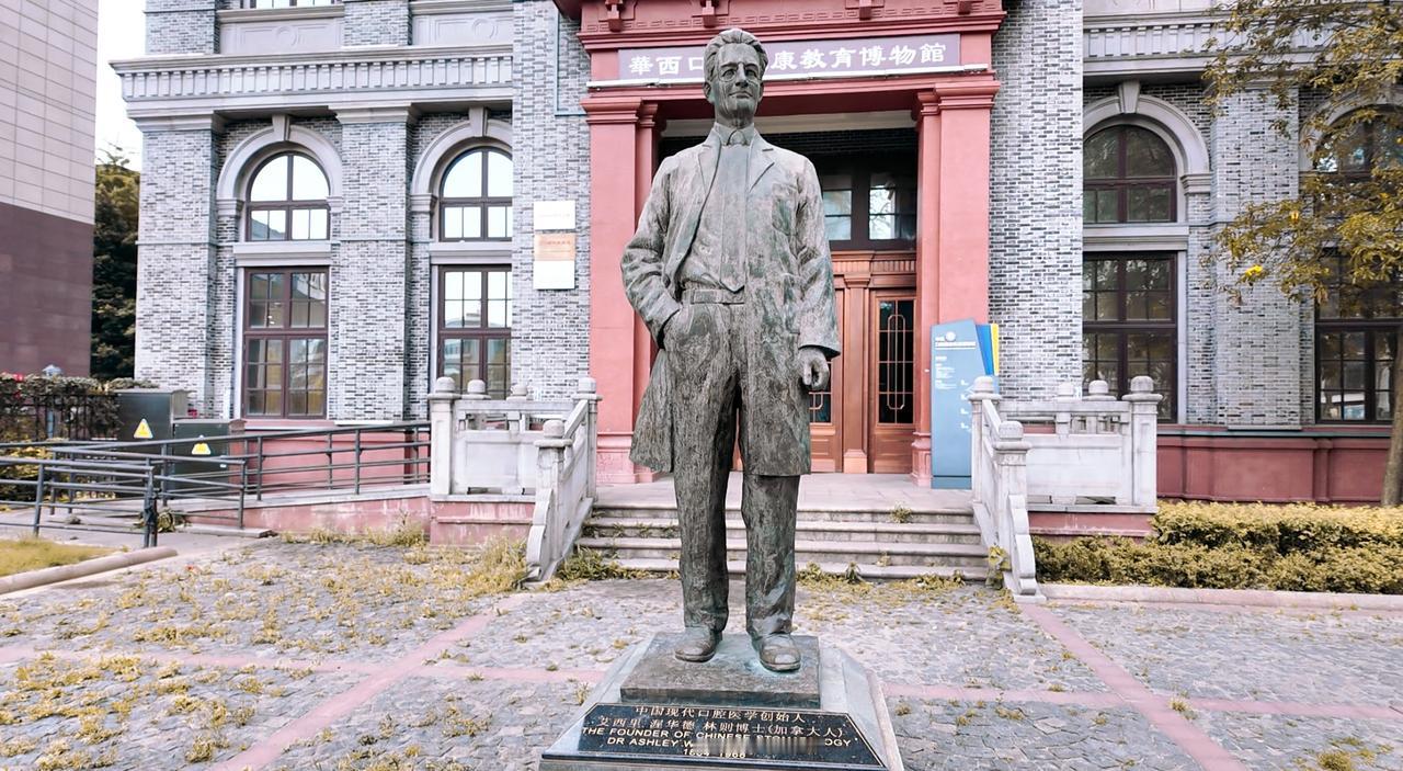 发几张刚剪到一半的视频截图预热📸
今天本来的拍摄计划，被华西坝站一间十来平米的