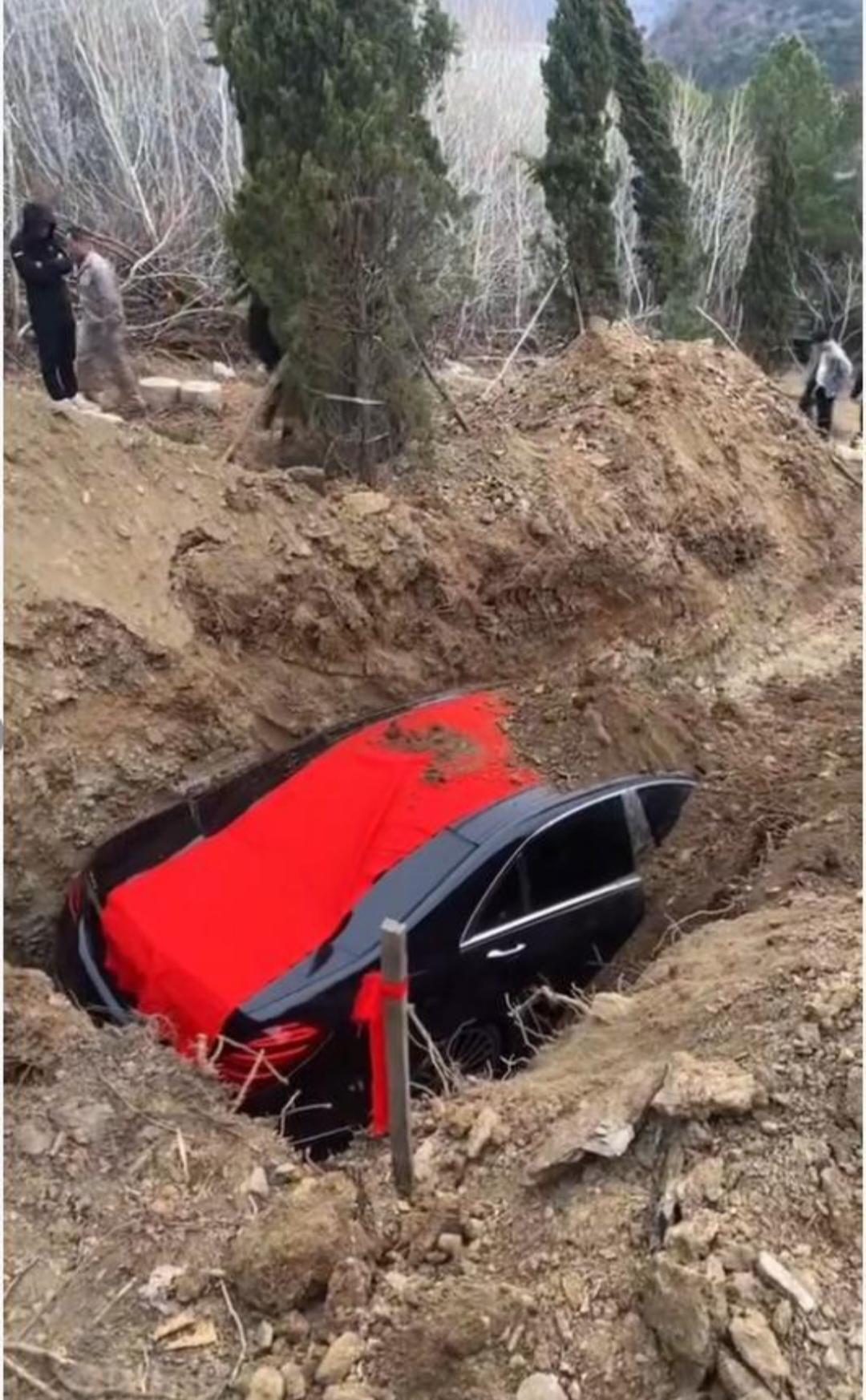 辽宁一葬礼竟将豪车作陪葬品埋入墓地，引发公众哗然与官方介入。
近日，辽宁省辽阳市