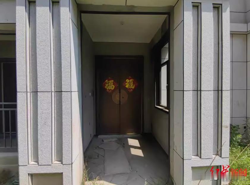 河南商丘，男子买了一套290平的别墅，交齐购房款后，男子等了几年，开发商却资金链