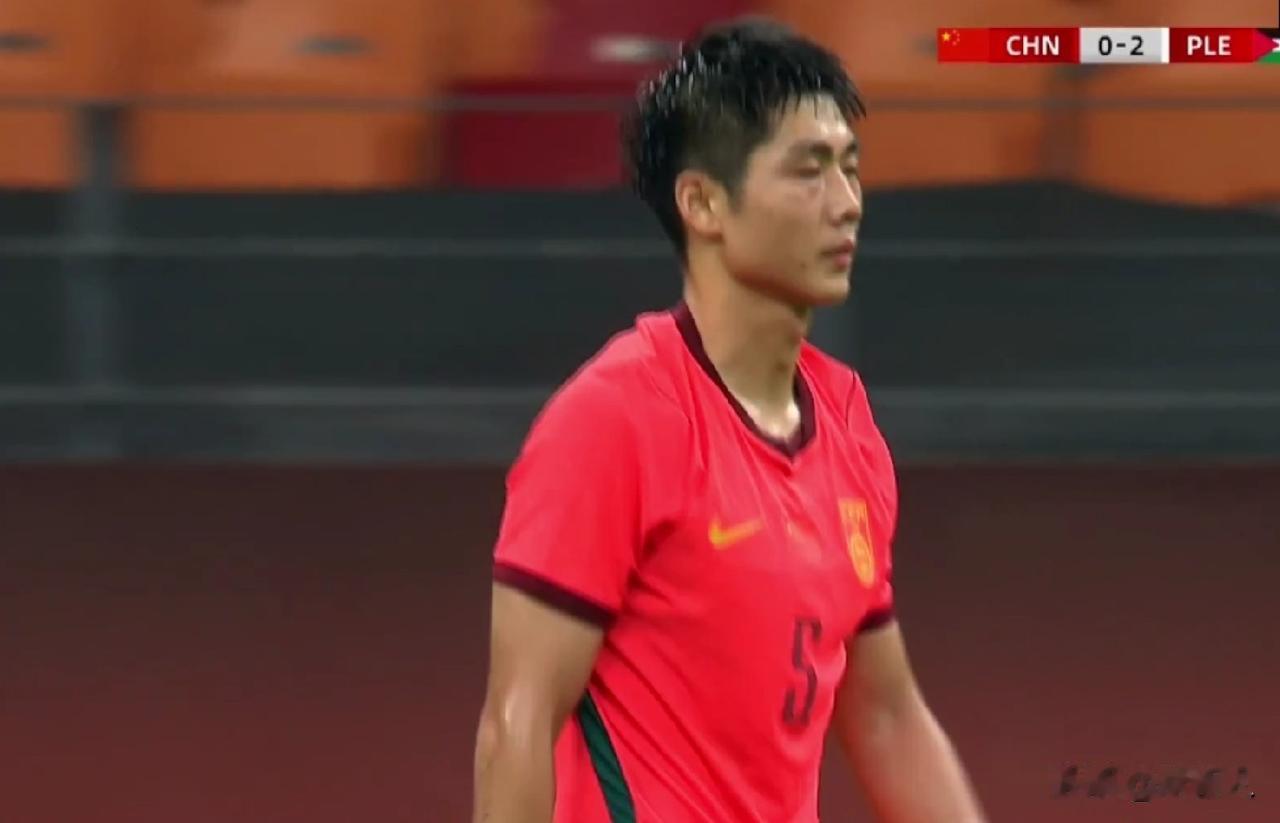 真丢人！上半场才踢了一半时间，中国男足已两球落后了。
中国男足vs巴勒斯坦队的比