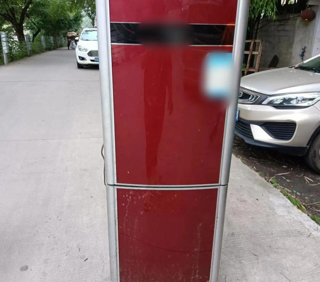 老公花500元买了个二手冰箱，运到楼下后正发愁怎么搬，邻居过来说，“我给你搭把手