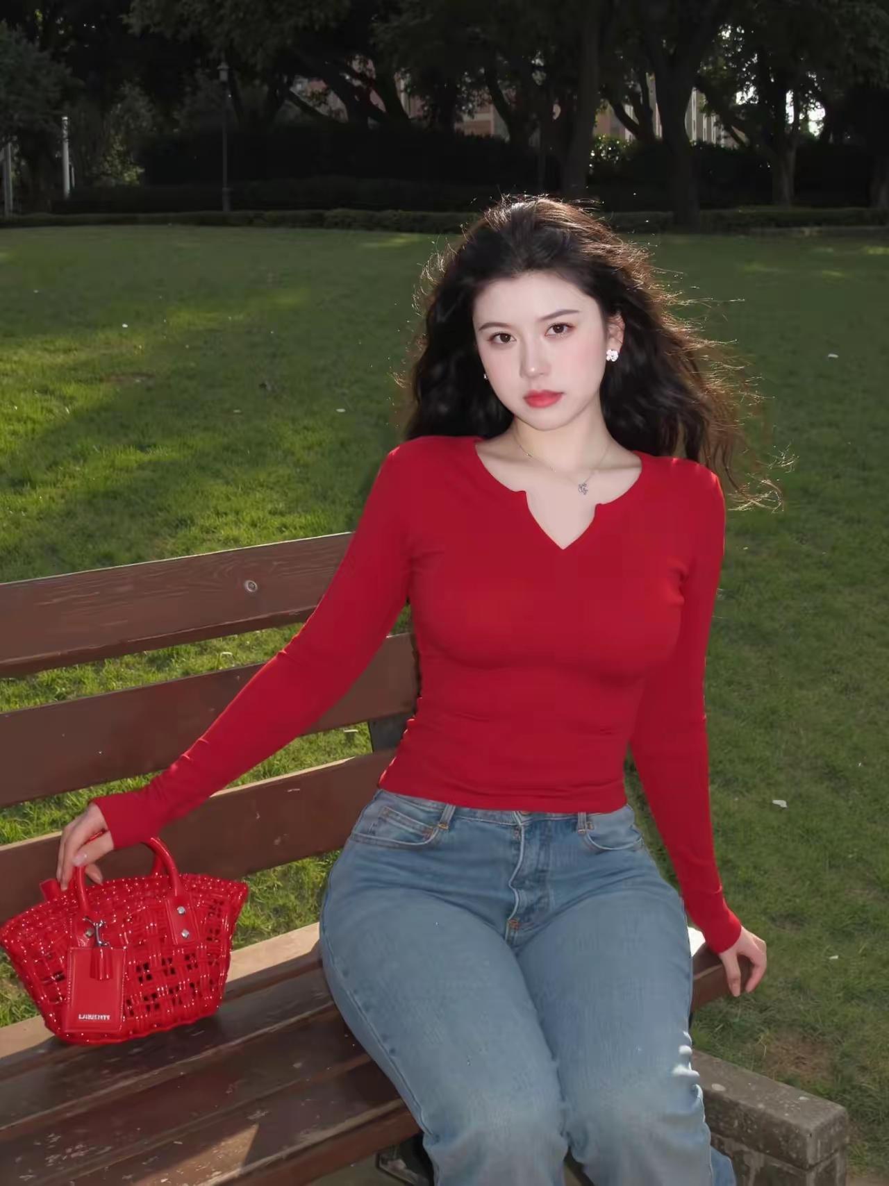 公园长椅上的红衣女神！复古卷发配牛仔裤，慵懒松弛感拉满，这氛围感绝了！
图片源于