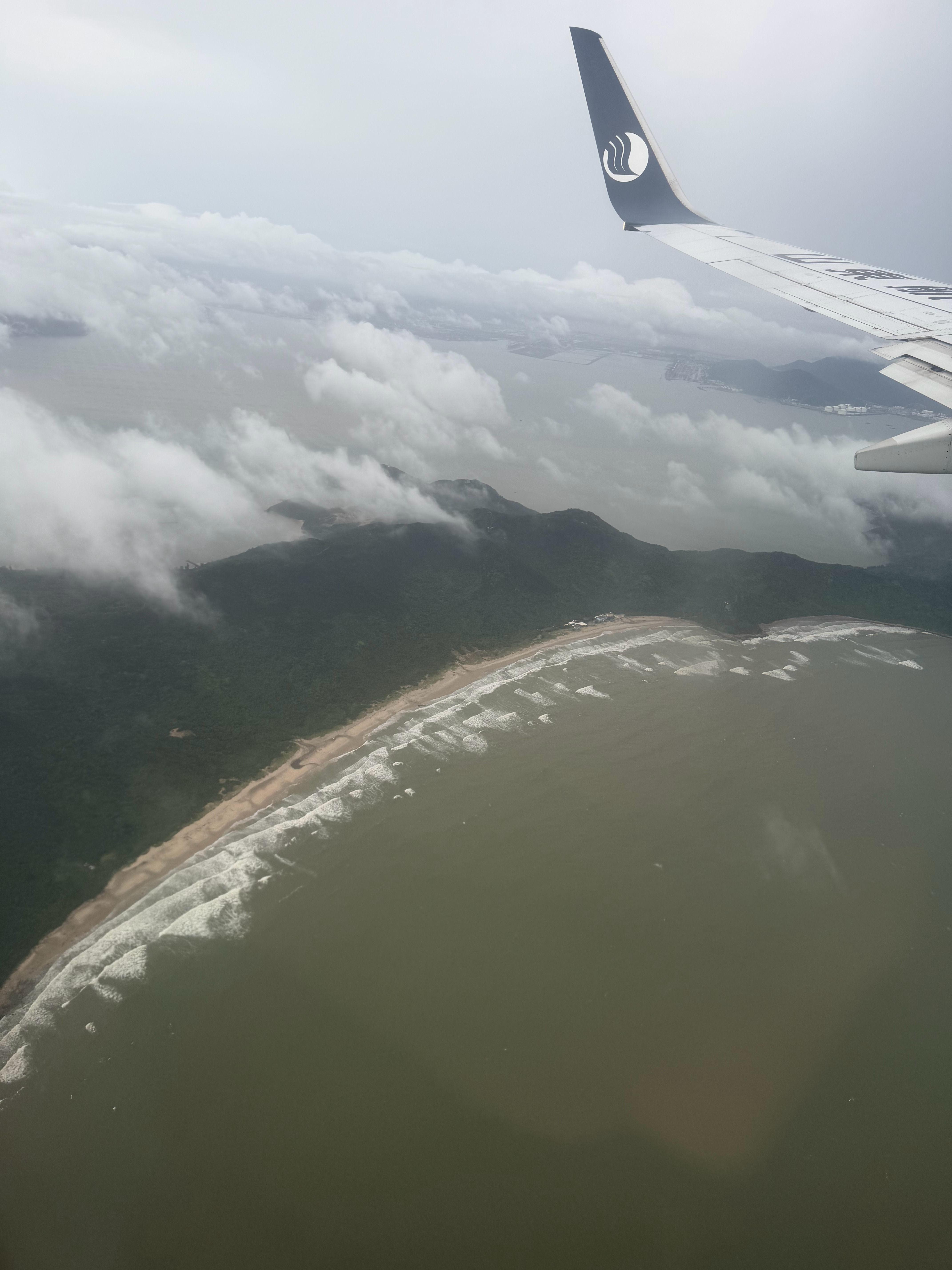 台风美莎克致广东一沙滩现飞沙现象坐标：珠海，下午快落地时拍的，这浪可不小。 