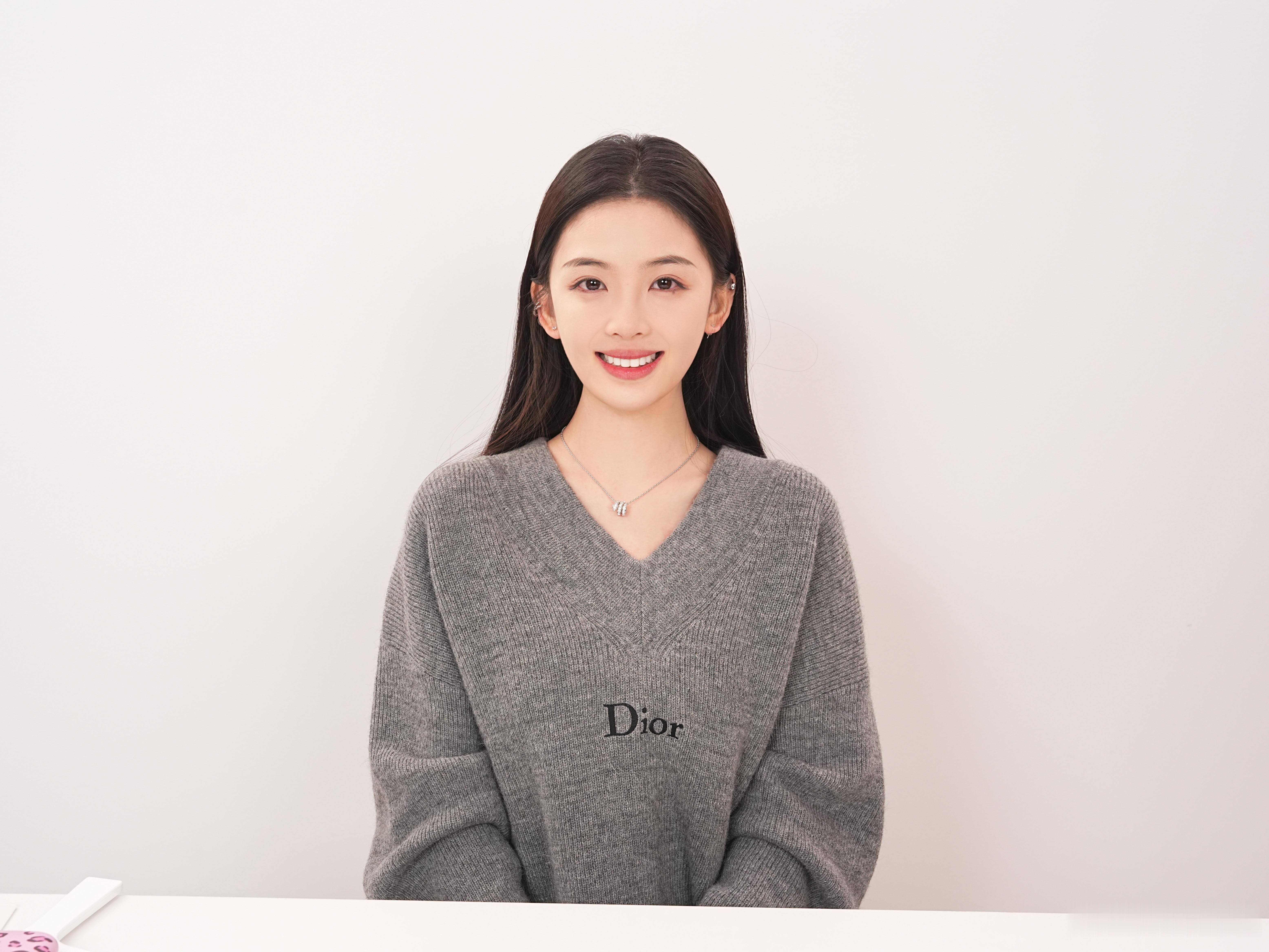 新牙齿的照片还没给大家看 感觉比以前的那个好看多了 很自然！依依太会做🦷啰（?