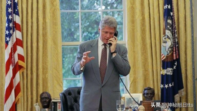 爱泼斯坦文件里的笑话一则：

希拉里·克林顿去医生那里做检查，却发现自己怀孕了。