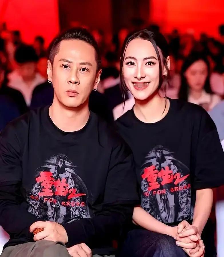 离婚后她第一次露面，是在自家厨房修下水道。

那十年，她只走红毯，只站他身后，连