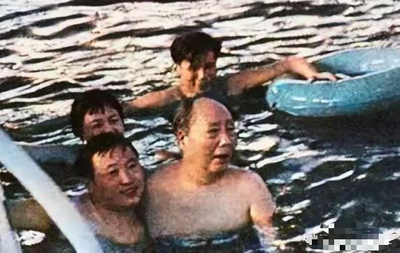 81岁高龄的毛主席最后一次游泳的画面。彼时身处湖南游泳馆的他，早已不复壮年模样，