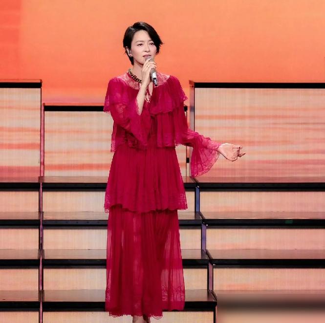 50岁的梁咏琪在央视元宵晚会一开口，全网瞬间陷入死寂，大家发现岁月这把刀在她身上