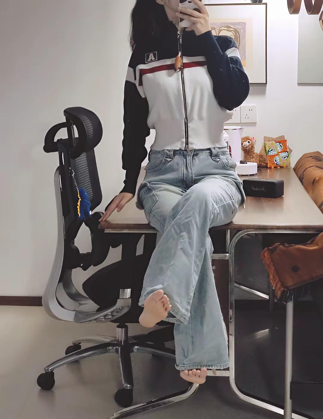 两个脚丫子都晃重影了！
这照片拍得，不拍脸，不拍腿，也不知道这是闹哪出……