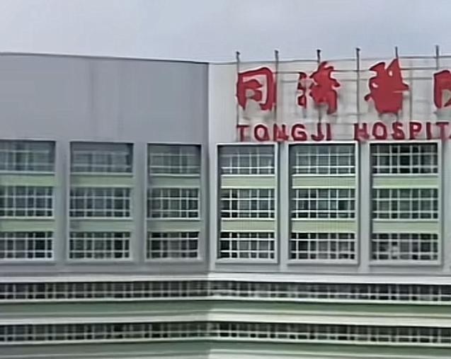 患者凌晨去医院做核磁共振检查，竟然被困在检查床上6个小时，事后涉事医生只是被停职