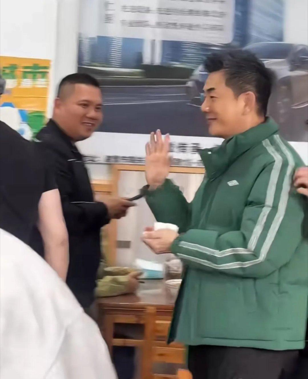 任贤齐为了即将在诸暨举办的演唱会提前抵达，在诸暨三都吃次坞打面时被网友偶遇啦。当