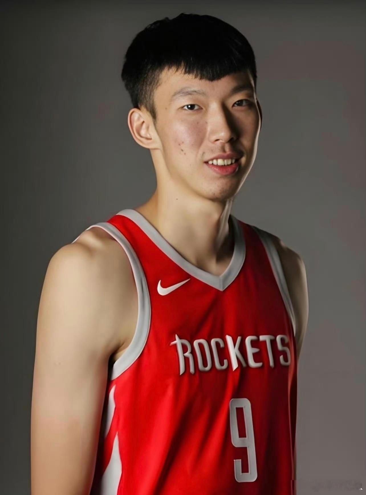 周琦谈被火箭裁掉近日，周琦做客《NBA周刊》节目，和丁彦雨航一同回顾当年火箭生涯